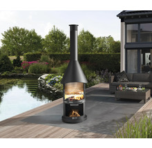 Außenbereich mit Grillkamin und Gartenmöbeln