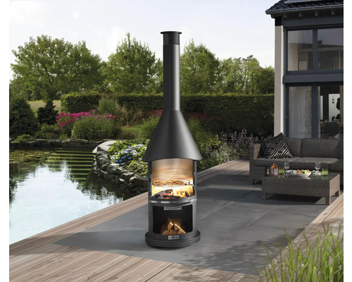 Außenbereich mit Grillkamin und Gartenmöbeln