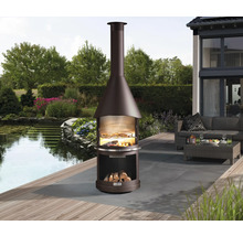 Gartenszene mit Grillkamin und Holzlagerung auf einer Terrasse