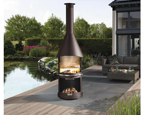 Gartenszene mit Grillkamin und Holzlagerung auf einer Terrasse