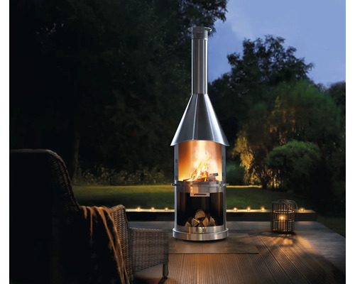 Edelstahl-Außenkamin mit Holz und Feuer im Garten