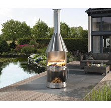 Edelstahl Grillkamin auf einer Terrasse mit Gartenteich