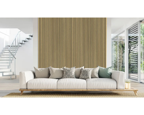 Wohnzimmer mit Wandpaneelen, Sofa und Treppe