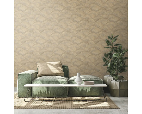 Innenraum mit gemusterter Tapete, Sofa, Pflanze und Teppich für eine wohnliche Atmosphäre