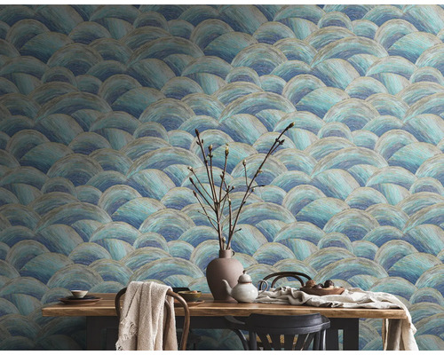 Esszimmer mit Mustertapete und Holztisch