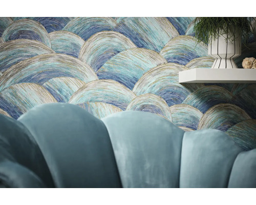 Szene mit gemusterter Tapete, Regal und Sofa