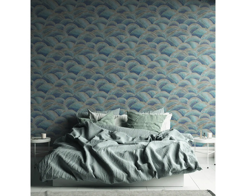 Schlafzimmer mit gemusterten Tapeten und einem Bett mit Bettwäsche