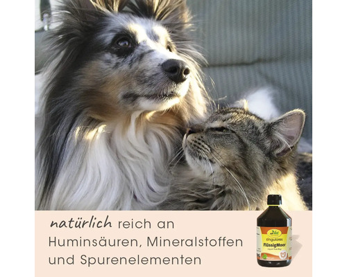Hund und Katze mit Flasche flüssigem Moor als Futterergänzung
