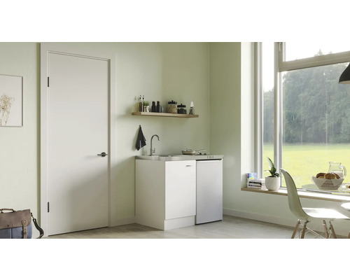 Miniküche Flex Well Wito 100 cm weiß inkl. Einbaugeräte Heller Raum mit Tür, Küchenzeile, Fenster und Esstisch