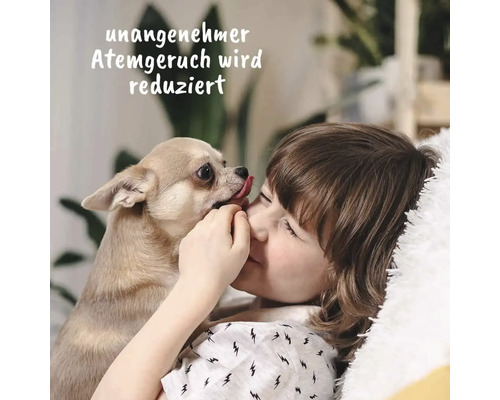 "Kind wird von einem Hund abgeleckt