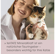 "Frau umarmt Katze