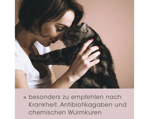 Frau umarmt Katze, empfohlen nach Krankheit, Antibiotika und chemischen Wurmkuren