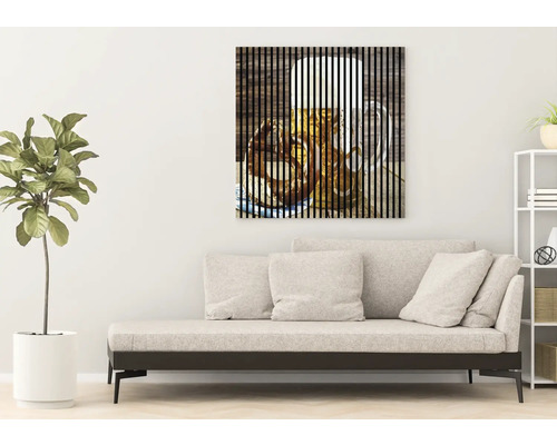 Dekorative Wandkunst mit Bierkrug Motiv über einem Sofa