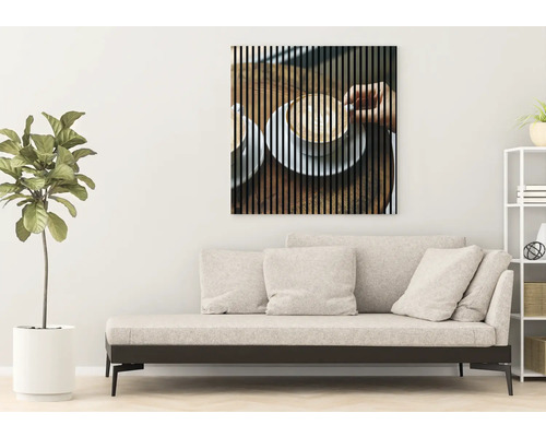 Wohnzimmer mit Sofa und Wandbild mit Kaffee-Motiv