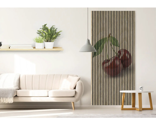 Wohnzimmer mit Sofa, Tisch und Wandpaneel mit Kirschmotiv