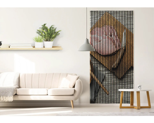 Wohnzimmer mit Sofa, Beistelltisch, Regal und Holzlamellenbild an der Wand