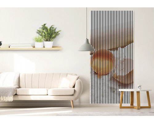 Wohnzimmer mit Sofa, Pflanzen und einem vertikal gestreiften Wandbild von zwei Eiern in einer Pfanne