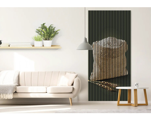 Wohnzimmer mit Sofa, Beistelltisch und Akustikpaneel mit Sackmotiv