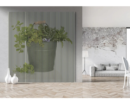 Dekoratives Wandbild mit Blumenmotiv und Holzlattenoptik in einem hellen Wohnraum.