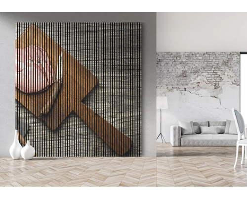 Dekoratives Paneel mit Wurst-Motiv auf Holzbrett in einem Wohnraum.