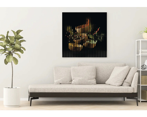 Wohnzimmer mit Sofa und Wandbild mit Obstmotiven