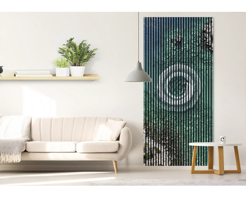 Wohnzimmer mit Sofa, Tisch und Wandpaneel mit grafischem Muster