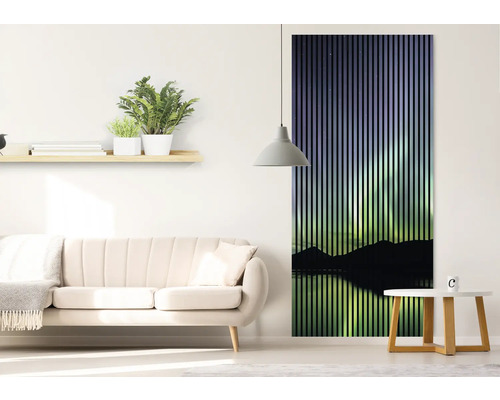 Wohnzimmer mit Sofa, Beistelltisch und Akustikbild mit Landschaftsmotiv