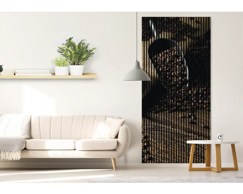 Wohnzimmer mit Sofa, Beistelltisch, Lampe und Akustikpaneel mit Kaffeebohnenmotiv