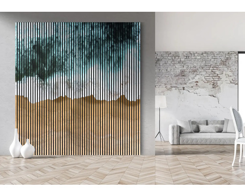 Wohnraum mit Wandpaneel in Holzoptik und abstraktem Muster