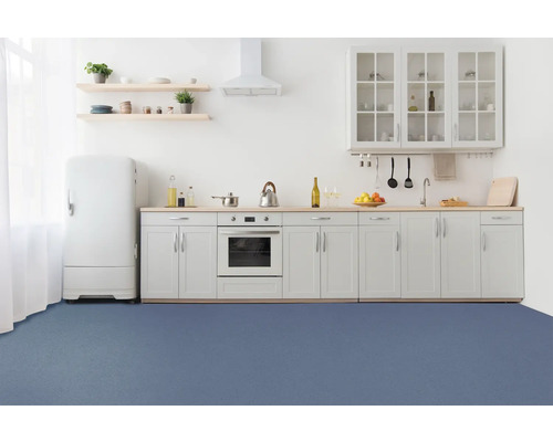 Helle Küche mit Küchenzeile, Küchentisch, Küchenschränken und Bodenbelag