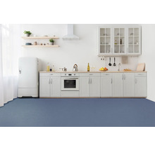 Helle Küche mit Küchenzeile, Kühlschrank und blauem Bodenbelag