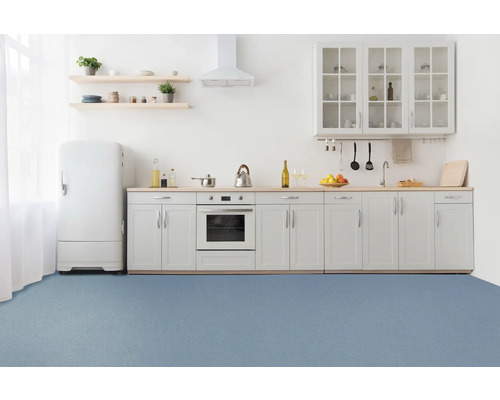 Helle Küche mit Einbauschränken, Kühlschrank und blauer Bodenfläche