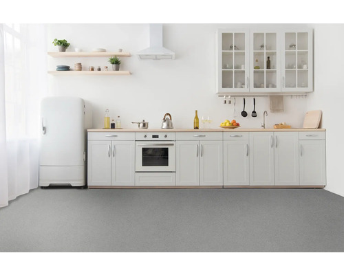 Helle Küche mit Einbauschränken, Regalen und Geräten