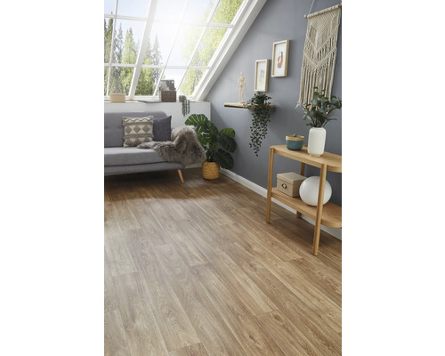 Heller Raum mit Laminatboden, Sofa und Holzregal