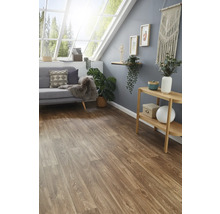 Heller Raum mit Holzboden, Sofa und Holzregal