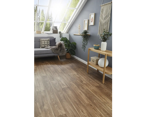 Heller Raum mit Holzboden, Sofa und Holzregal
