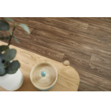 Braunes Laminat mit Holzoptik im Innenraum