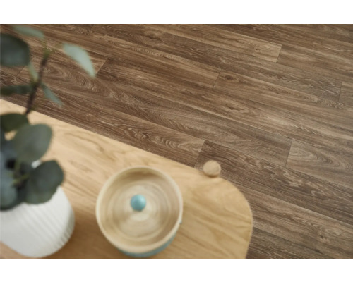 Braunes Laminat mit Holzoptik im Innenraum