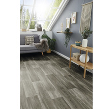 Heller Raum mit grauem Vinylboden in Holzoptik, Sofa, Regal und Dekoration