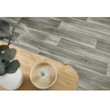Vinylboden in Holzoptik mit Tisch und Dekoration