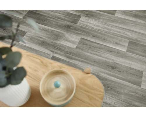 Vinylboden in Holzoptik mit Tisch und Dekoration
