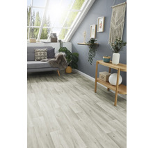 Heller Raum mit Laminatboden, Sofa und Holzregal