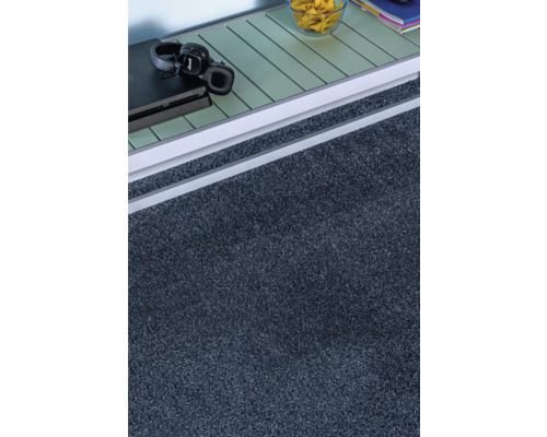Detailansicht eines dunkelgrauen Teppichs in einem Raum.