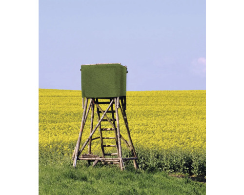 Hochsitz aus Holz auf einer Wiese