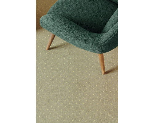 Detailansicht eines Teppichs mit Punktmuster unter einem Sessel