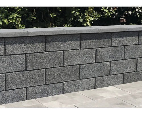 Graue Gartenmauer aus Betonsteinen