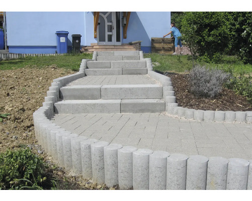 Außentreppe mit Pflastersteinen und Palisaden im Gartenbereich