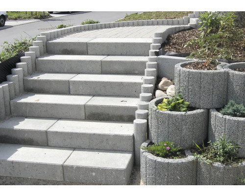 Außentreppe aus Betonsteinen mit Randsteinen und bepflanzten Betonblumentöpfen