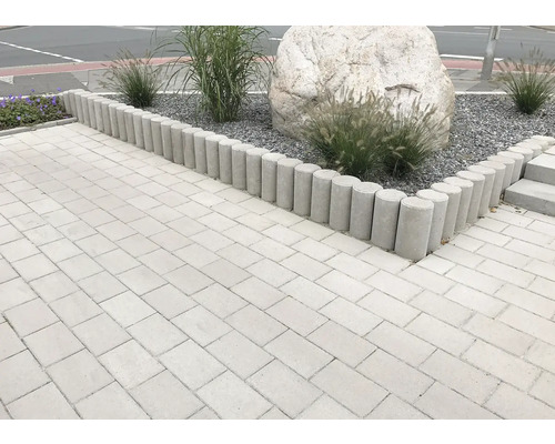 Gepflasterter Gartenweg mit Rasenkantensteinen und Dekosteinen