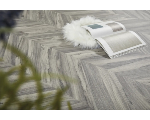 Verlegter Vinylboden in Fischgrätenmuster mit Zeitschrift